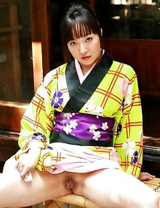 Asian lady bares her tight cunt