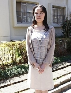 Junko Nishimura is an Asian lady presenting