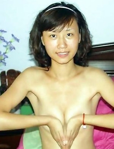 Naked Thai babe posing for her boyfriend