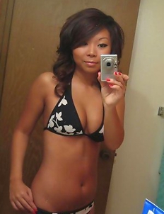 Asian camwhoring chick showing off her body