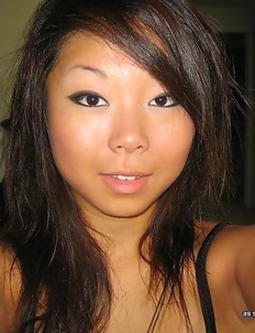 Asian camwhoring chick showing off her body