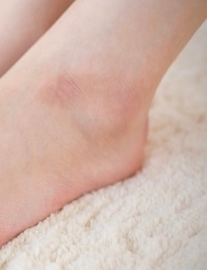 Natsuki Yokoyama sucking on her toes and sniffing in between this, that's wild