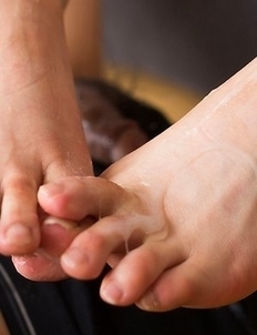 Seductress with soft soles Yui Kawagoe makes him explode all over those feet