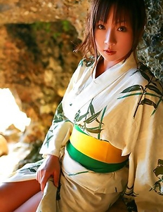 Aikawa Yuzuki spoils huge boobs with sun and colorful bras