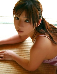 Aikawa Yuzuki spoils huge boobs with sun and colorful bras