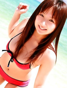 Aikawa Yuzuki spoils huge boobs with sun and colorful bras