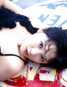 Nami Ishibashi reveals hot body in white lingerie for you