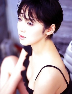 Nami Ishibashi reveals hot body in white lingerie for you
