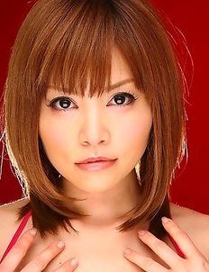 Hot Hitomi Yoshino loves to pose