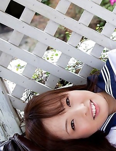 Maho Kimura undresses school uniform right in the park