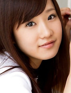 Kana Yuuki exposes nasty behind in short pants outdoor