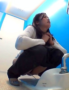 School Girls Piss Train