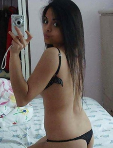 Sexy Asian hottie camwhoring in her bedroom
